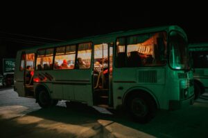 Co za bezczelna młodzież! Chłopak w autobusie tak obrażał staruszkę, że interweniował nawey kierowca