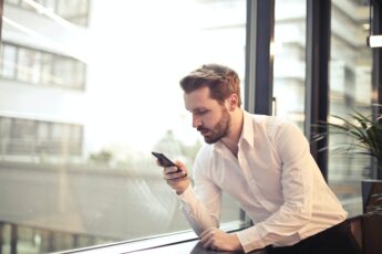 Mąż nie chce mi dać swojemu telefonu nawet na chwilę do ręki i twierdzi, że chce mieć chociaż trochę prywatności, ale ja mu nie ufam.