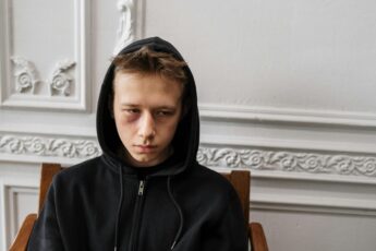 Na starość zebrał plony swoje agresywnego zachowania i teraz tego żałuje