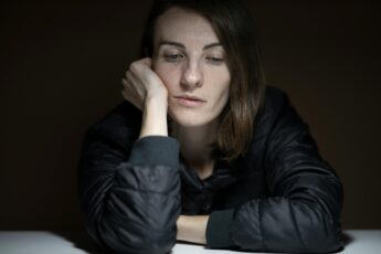 Nienawidzę mojej matki. Jest manipulatorką, która zniszczyła mi życie