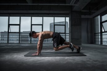 Właścicelka fitness clubu ciągle porównuje swojego męża do facetów, którzy przychodzą na treningi