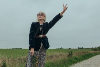 Żona się na niego obraziła, więc wysadził ją przy pustej drodze i pojechał dalej!