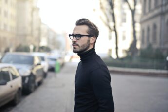 Urodziłam syna dosyć późno, bo w wieku 40 lat. Zaszłam w ciążę tylko dlatego, bo chciałam mieć dziecko, a mężczyzna, z którym się przespałam nawet nie wiedział, że byłam w ciąży. Wychowywałam więc synka sama i mimo, że czasami było mi ciężko, to jednak nie żałuję, że zdecydowałam się na ten krok. Wychowywałam go najlepiej, jak tylko potrafiłam bo chciałam, żeby wyrósł na normalną, dobrą osobę, a nie maminsynka czy rozpieszczonego faceta, który będzie gardził innymi i nimi nie szanował. Myślę, że jest naprawdę przyzwoitym człowiekiem przekazałam mu dobre maniery i życiowe zasady. Ukończył studia, potem poszedł do pracy. Wyprowadził się ode mnie, zarabiał przyzwoicie, dlatego mógł nie tylko pozwolić sobie na wynajęcie mieszkania, odłożenie czegoś, ale także pomagał mi finansowo. Wiedział, że wiele mu poświęciłam i chciał się teraz odwdzięczyć. Potem poznał swoją pierwszą żoną, z którą jedna dosyć szybko się rozwiódł. Dwa lata po zakończeniu tego związku ożenił się ponownie. Tym razem wybrał sobie kobietę, która jest o kilka lat starsza od niego. Jest bardzo przedsiębiorcza, prowadzi własną firmę, w dodatku wciąż ma mnóstwo energii. Nie mogłam z nią jednak nawiązać dobrej relacji. Od kiedy syn jest z nią w związku, widzę go jedynie w święta. Jego nowa żona jest bardzo zaborcza i ogranicza relacje syna ze mną. Zrobiła z moje syna pantofla, który = zanim cokolwiek zrobi - musi się z tego wyspowiadać swojej żonie albo wręcz zapytać ją o pozwolnienie. W dodatku wciąż marzę o wnukach, a mam już 70 lat, a syn naglezaczął mówić, że nie chce dzieci, chociaż wcześniej zawsze marzył o duże rodzinie i gromadce Ciebie. Czuję, że przekonała go do tego nowa żona i narzuciła mu swoje poglądy. Teraz pewnie faktycznie nie doczekam się wnuków. Zupełnie tego nie rozumie bo zawsze wydawało mi się, że jeśli kobieta kocha męża, to chce mieć z nim dziecko, a tutaj jest zupełnie inaczej. Próbuję wytłumaczyć mojemu synowi, że powinien szybko zdecydować się na dziecko, bo inaczej nie doczekam wnuków, ale on wciąż powtarza, że jednak to sobie przemyślał i żadnych dzieci nie chce, więc mam już nie wracać do tego tematu. Jest mi bardzo przykro, inaczej sobie wyobrażałam dalsze życie4 mojego syna.