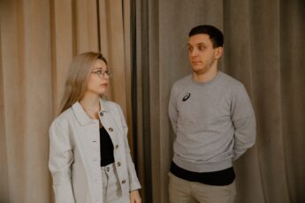 Żona stwierdziła, że czuje się komfortowo beze mnie Moja żona i ja jesteśmy razem od około trzech lat i stopniowo rzeczy, które razem robiliśmy, zaczęły się jej nudzić. Było to doskonale widoczne, ponieważ każdego dnia starałem się ją czymś zadowolić i zaskoczyć: kupowałem niezwykłe prezenty, jeździłem po ciekawych miejscach. Chciałem, żeby czuła się potrzebna i kochana, więc zawsze uważałem na jej słowa i zainteresowania. Ale jak się okazało, to wszystko było na próżno. Pewnego razu po pracy wróciłem do domu i zobaczyłem, że żona siedzi na kanapie Cała na nerwach. Kiedy zacząłem ją pytać o to, co się stało, tylko krzyczała i wariowała. Najwyraźniej miała ciężki dzień w pracy, a żona postanowiła się na mnie odbić, nagle zaczęła mi przypominać wszystkie jointy. Próbowałem ją uspokoić, ale wciąż narzekała na wszystko, co jej nie odpowiadało. W końcu usłyszałem takie zdanie :" tak, jest mi o wiele przyjemniej i wygodniej być samemu niż z Tobą! Z czasem stałeś się taki nudny, nie możesz mnie niczym zadowolić!" Wtedy bardziej mnie to zdenerwowało niż wkurzyło. Dopiero potem przeklinałem do siebie i nie rozumiałem, jak moja żona mogła nie zauważyć moich wysiłków i tak mówić? W każdym razie myślę, że już mnie nie kocha, tak jak kiedyś, a teraz szuka tylko wymówki, by się kłócić i obwiniać.