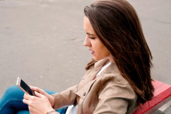 Ciągle kłócę się z bratem o to, że nie potrafi zadzwonić do mamy nawet na chwilę i zapytać, jak się czuje. Czy to ja przesadzam, czy on