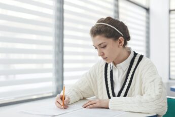 Jeśli dziewczyna w wieku 25 lat lub więcej nie ma chłopaka, to coś ewidentnie musi być z nią nie tak!