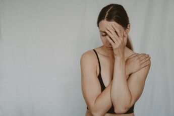 Moja siostra chciała się zabawić i mnie zdradziła, tym samym niszcząc mi życie. Minęło 6 lat, a ja wciąż nie mogę dojść do siebie