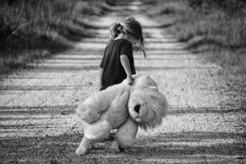 Decyzja o adopcji zniszczyła nam życie. Adopcyjny syn wyrósł na pedofila, który o mało włos nie skrzywdził naszej córki