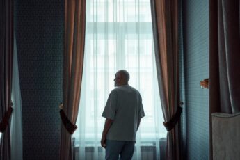 Dostałem SMS-a od córki Tato, pod drzwiami leży Twój prezent. Ciężko było mi uwierzyć w to, co stało się później.