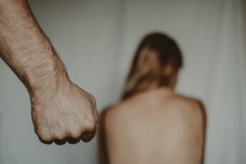 Każdej nocy boję się, że będzie ona ostatnia, a to wszystko przez mojego męża, który robi wszystko, by dprowadzić do rodzinnej tragedii
