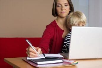 Moja córka jest okropna. Wyłudza na dzieci zasiłki, a mnie traktuje jak darmową opiekunkę. Na emeryturze chciałam odpocząć, a nie całą dobę zajmować się wnukami!