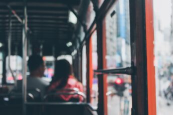 No i co się tak rozsiadłaś Nie widzisz, że dama przed Tobą stoi. Opowieść o pewnym incydencie w autobusie
