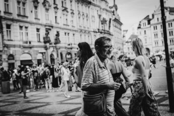 Tata dwa razy w tygodniu znajduje zakupy zawieszone na klamce mieszkania. Bardzo dziwna sytuacja, bo tata wcale nie głoduje