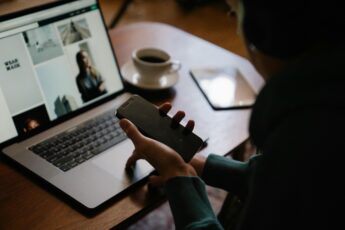 W telefonie żony znalazłem dziwną wiadomość. Jeszcze nie wiedziałem, czego się zaraz dowiem i że całkowicie stracę do niej zaufanie