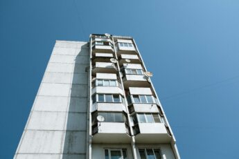 Czarek otrzymał mieszkanie po dziadku, jednak kiedy się do niego wprowadził okazało się, że tam już ktoś mieszka!