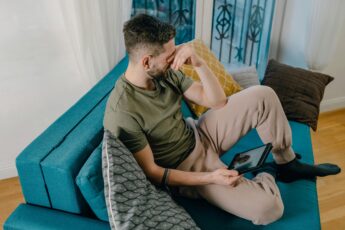 Gdy teściowie niespodziewanie odwiedzili nas w domu, po raz pierwszy zobaczyli siniaki na mojej twarzy. Wtedy uświadomili sobie, jak traktuje mnie moja żona. Postanowili mi pomóc