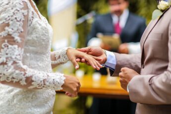 - Jesteś zwykłą wywłoką! Wstyd mi, że mój syn bierze z Tobą ślub! - takie słowa usłyszałam od teściowej tuż przed ślubem