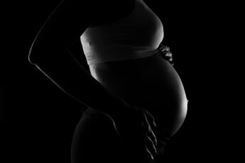 Mój mąż zachowywał się coraz dziwniej, ale kiedy dzień przed terminem porodu zamknął mnie samą w mieszkaniu i wyszedł, już wiedziałam, że muszę od niego uciekać