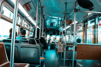 Pasażerka autobusu poprosiła dziewczynę o ustąpienie miejsca jej córce Odpowiedź dziewczyny ją bardzo zaskoczyła