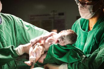 Wszyscy pękali ze śmiechu, kiedy mój mąż wparował na porodówkę w samych majtkach!