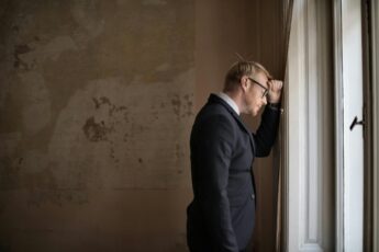 Rodzice dziewczyny nagle powiedzieli, że nie wiedzieli, iż wszystko jest tak drogie, więc nie stać ich jednak na dołożenie się do wesela. Nawet nie kupili córce sukni, ale zaprosili już gości