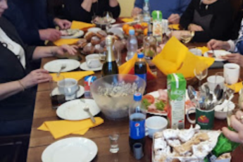 - Spakuj mi trochę jedzenia, żebym nie musiała gotować w domu, bo dzisiaj mi się nie chce!