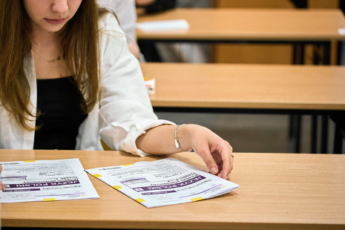 Stoję przed dylematem i nie wiem, czy poddać się woli matki, czy jej się przeciwstawić